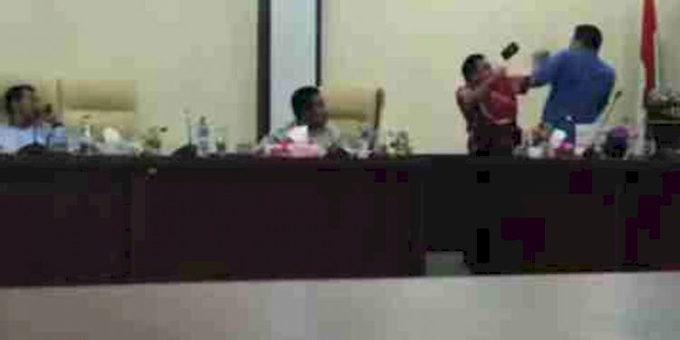 Dua Anggota DPRD Labusel Adu Jotos Saat Bahas Dana CSR Bikin Heboh