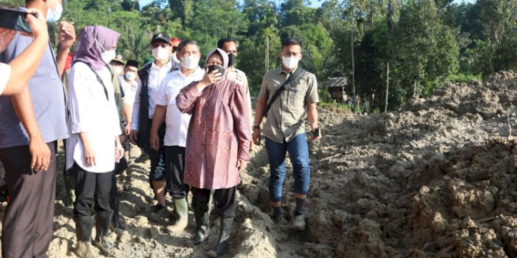 Mensos Risma Tinjau Lokasi Banjir dan Longsor di Sibolangit