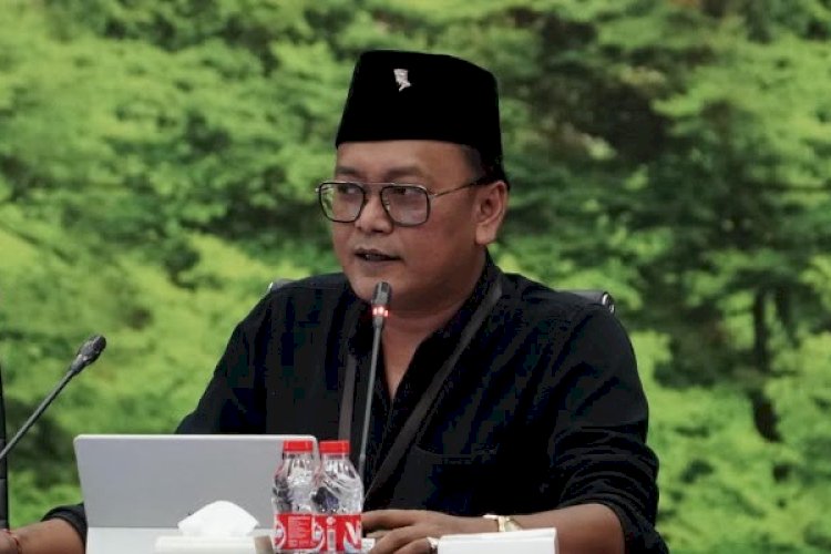 PDIP Sentil Jokowi: Harusnya Tunjukkan Ijazah Asli, Bukan KTA PSI