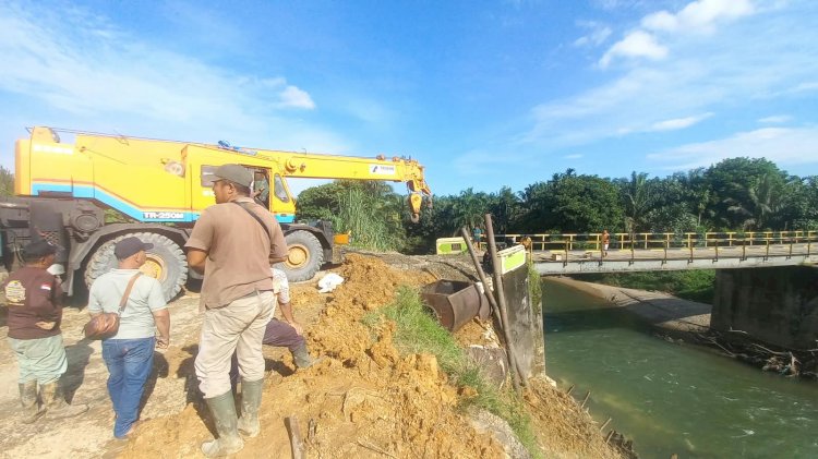 Tanggap, PT Raya Padang Langkat Perbaiki Jembatan Ambruk di Sei Musam