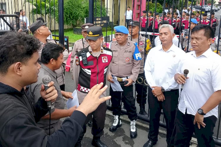 Puluhan Sopir Angkot Demo Poldasu, Minta Ketum KPUM Diperiksa Dugaan Penggelapan Uang Koperasi