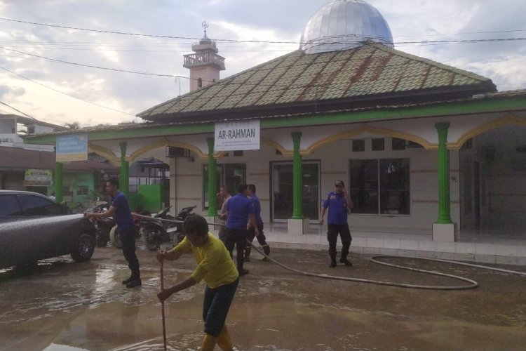 Pascabanjir Medan, Petugas Bersihkan Masjid dan Akses Jalan di Dua Kecamatan