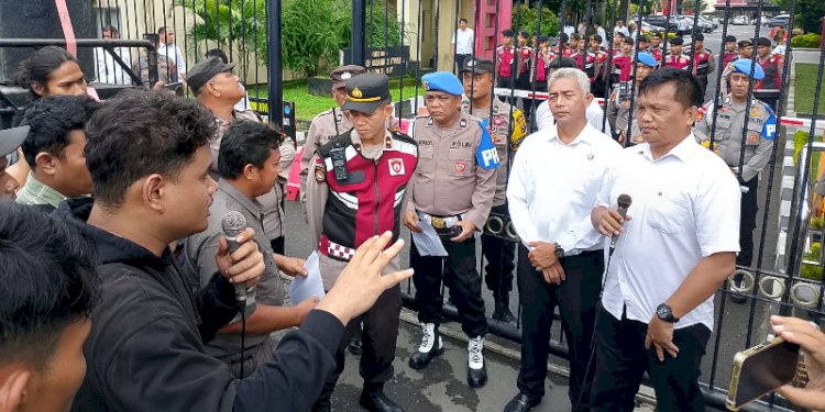 Puluhan Sopir Angkot Demo Poldasu, Minta Ketum KPUM Diperiksa Dugaan Penggelapan Uang Koperasi