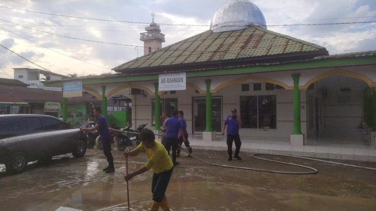Pascabanjir Medan, Petugas Bersihkan Masjid dan Akses Jalan di Dua Kecamatan